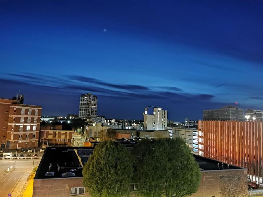Paramount City View Swindon Luaran gambar